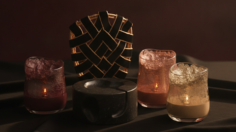 Bougies allumées sur tissu sombre, ambiance waxplay